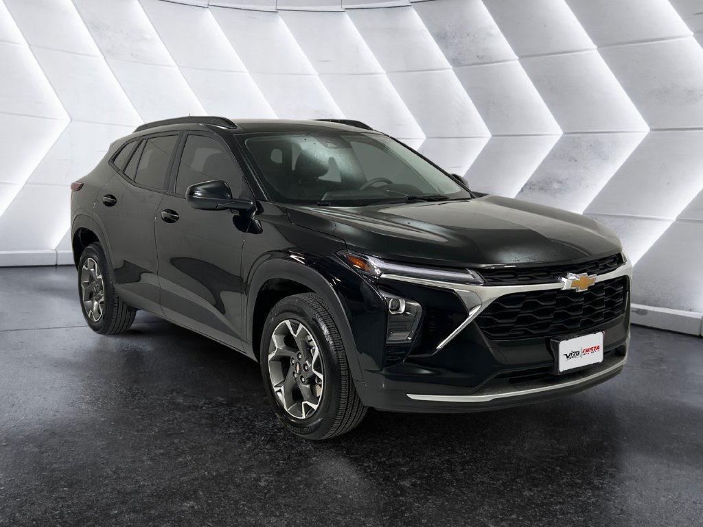 Used 2025 Chevrolet Trax LT FWD image 1
