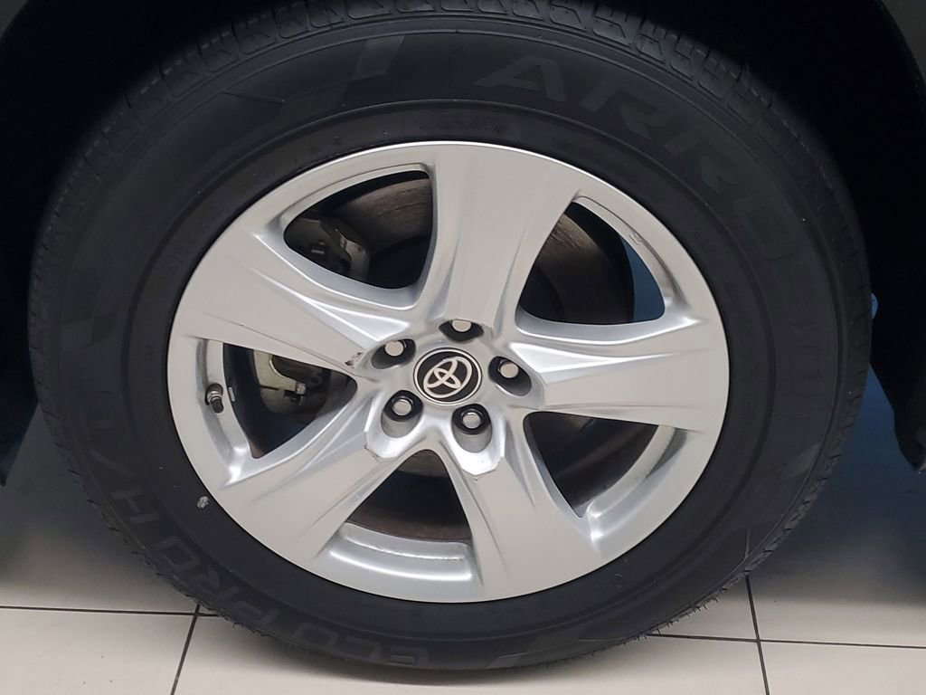 Used 2023 Toyota Highlander LE image 4