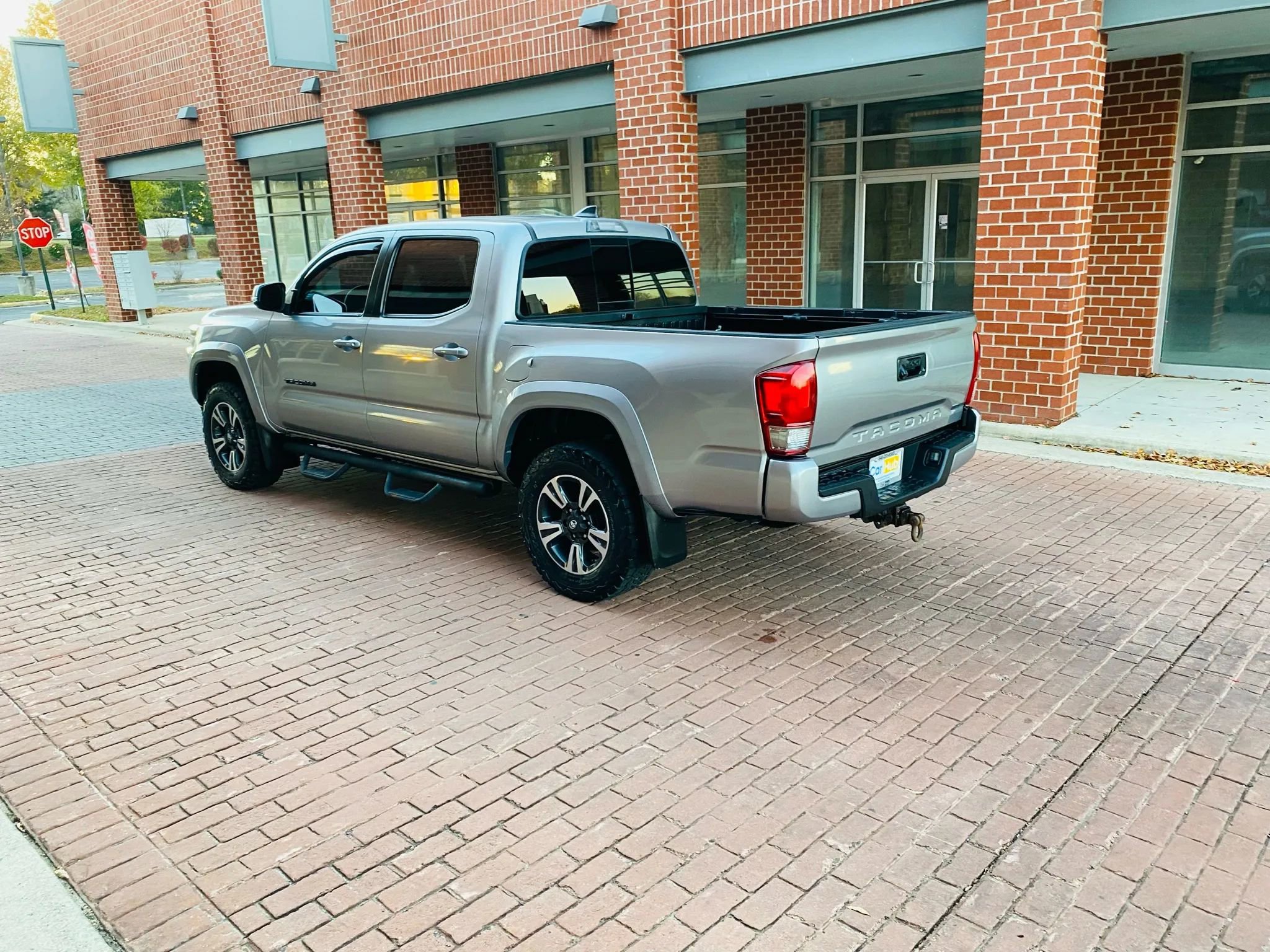 Used 2017 Toyota Tacoma TRD Sport image 4