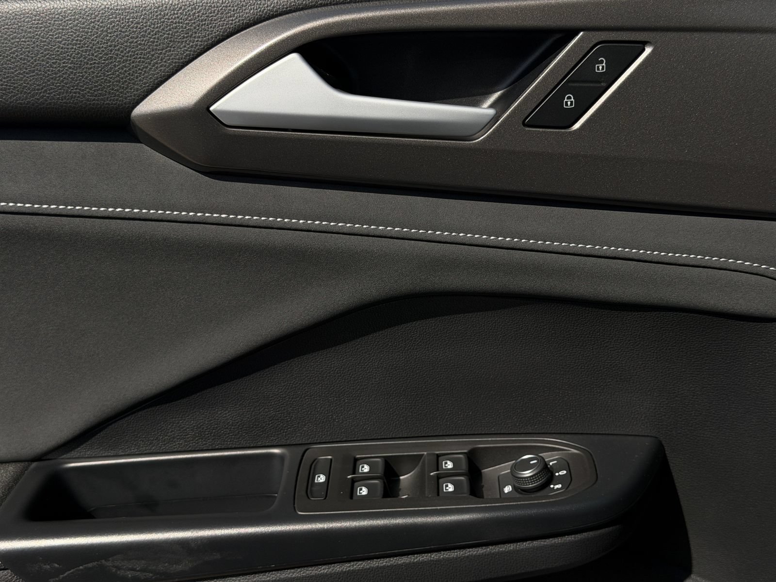New 2026 Volkswagen Taos SE FWD image 24