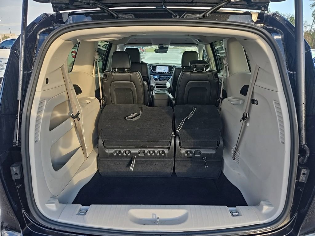 Used 2024 Chrysler Pacifica Touring-L image 32