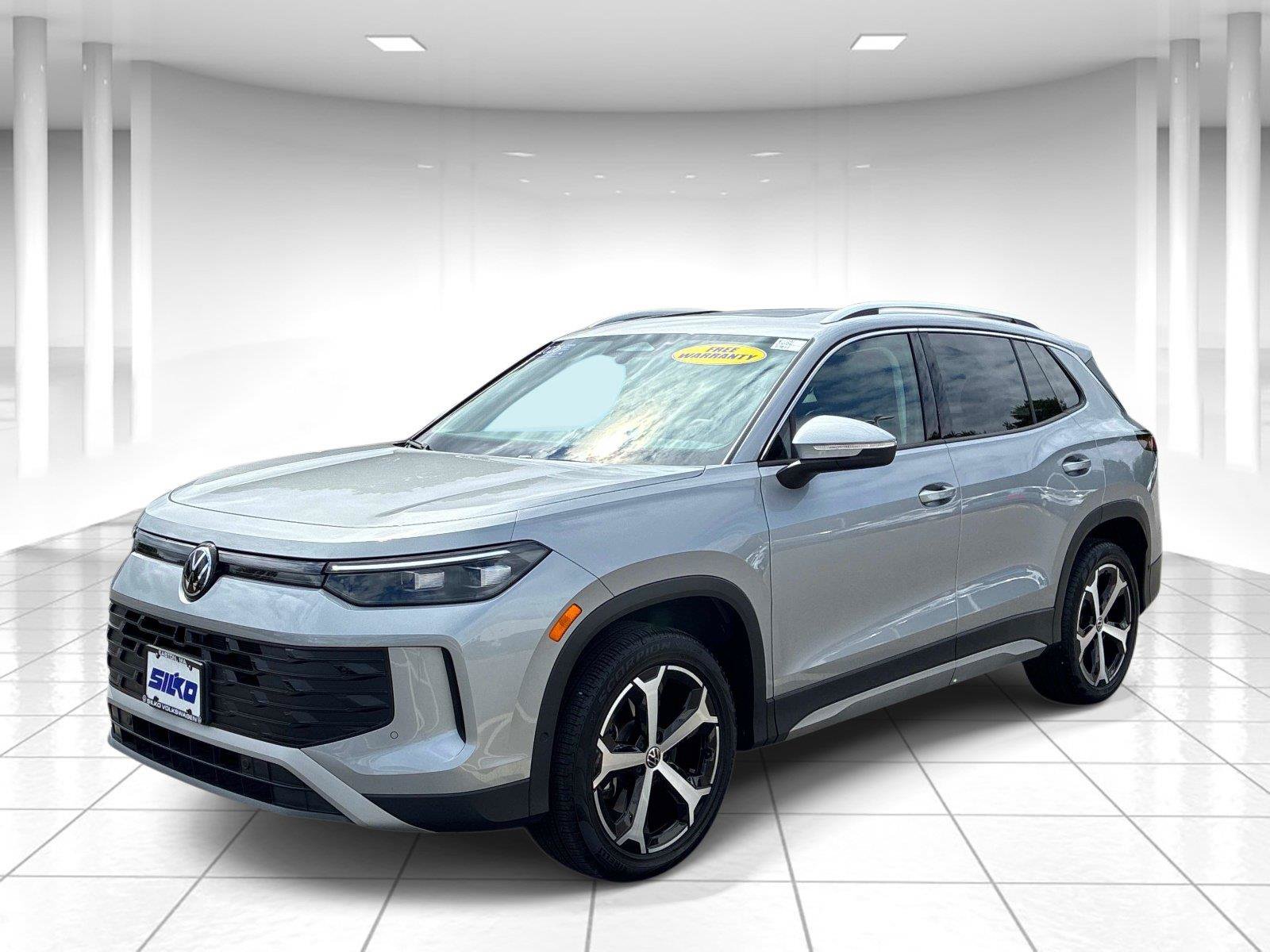 Certified 2026 Volkswagen Tiguan SE w/ Panoramic Sunroof Package AWD/4WD image 3