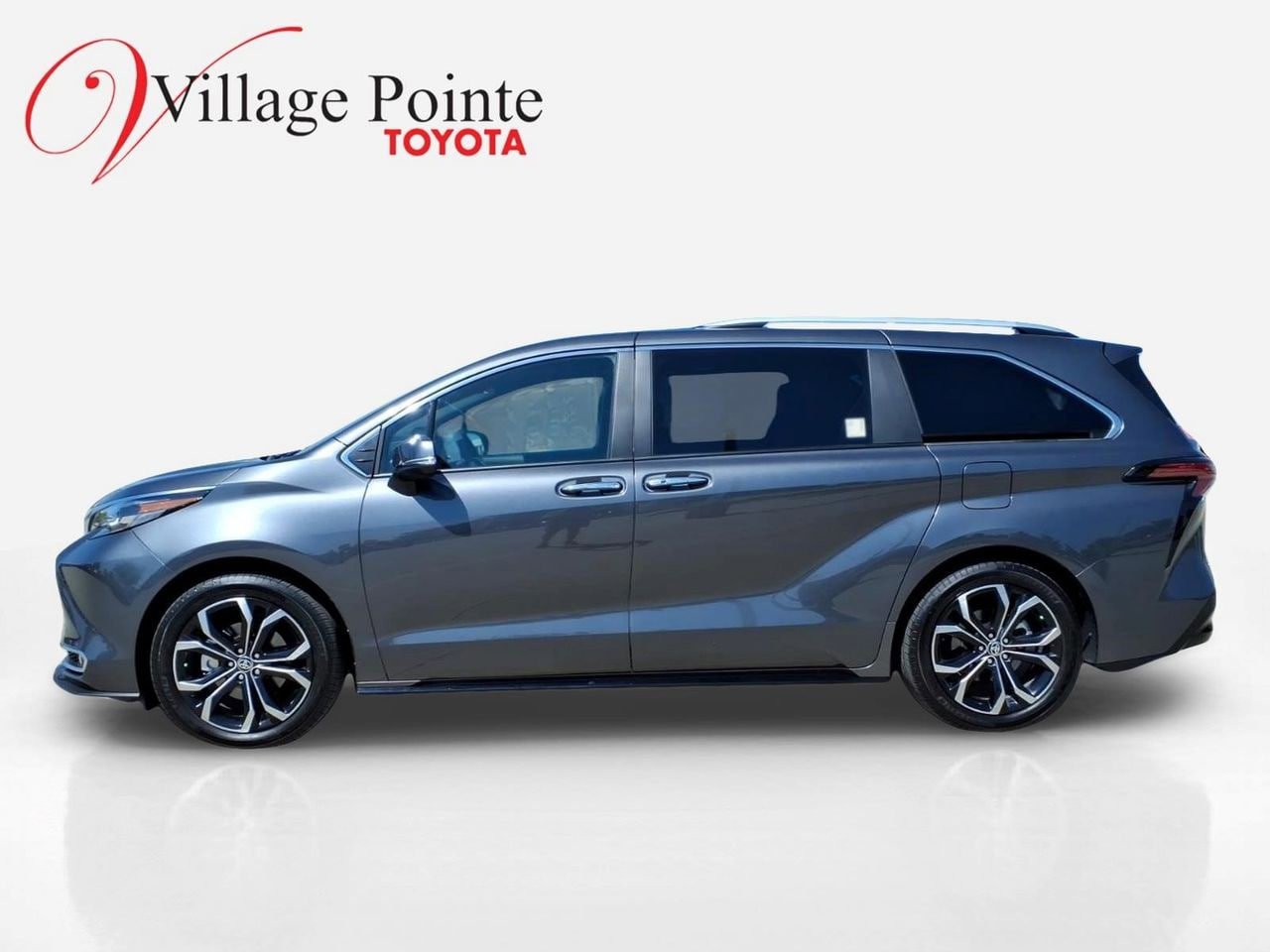 Used 2025 Toyota Sienna Platinum FWD image 2