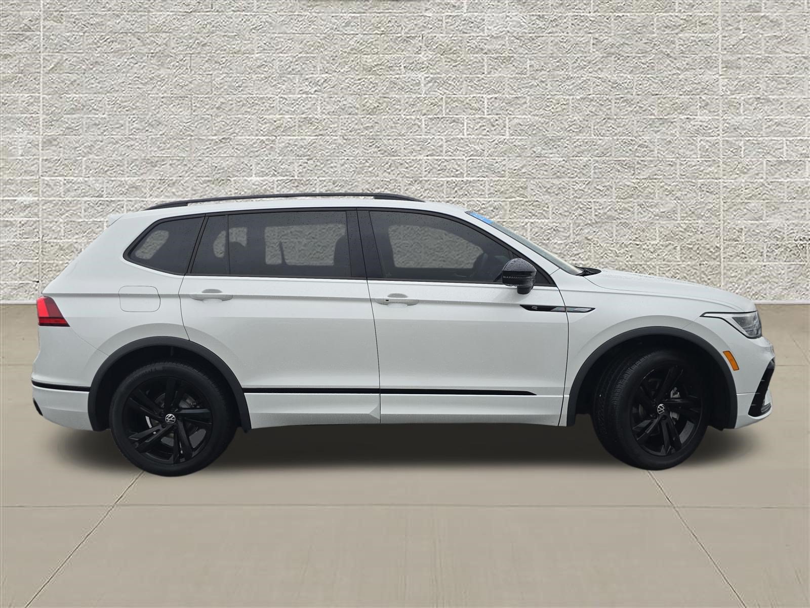 Certified 2023 Volkswagen Tiguan SE R-Line AWD/4WD image 8