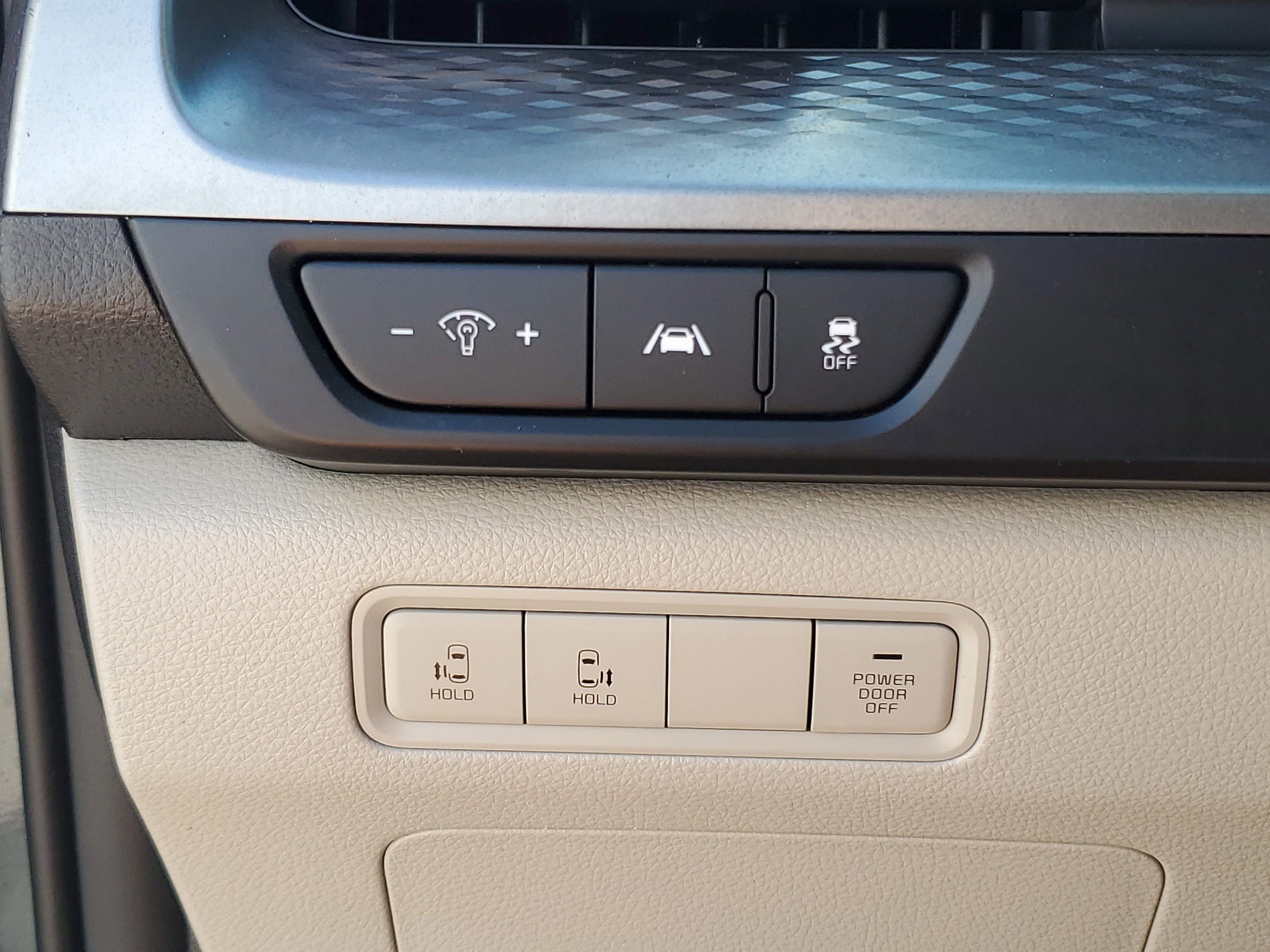 Used 2023 Kia Carnival LX image 25