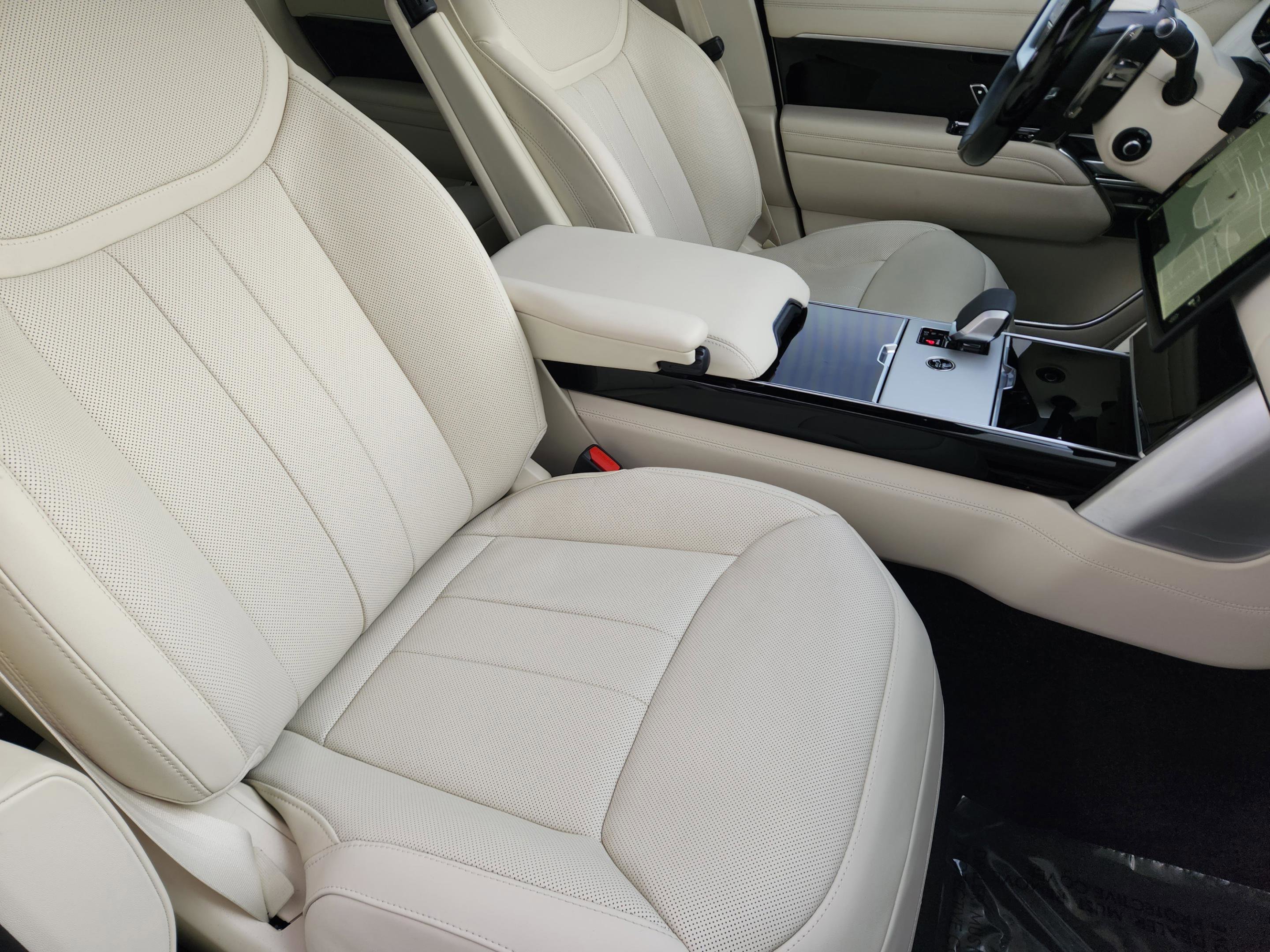 Certified 2025 Land Rover Range Rover SE image 9