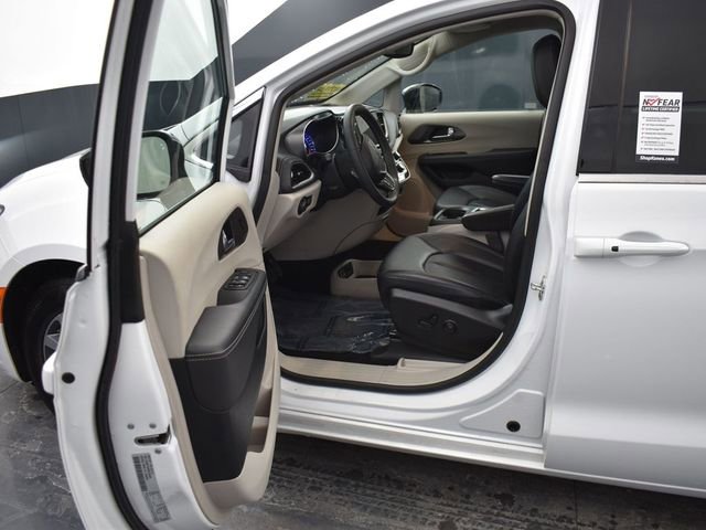 Used 2024 Chrysler Pacifica Select image 12