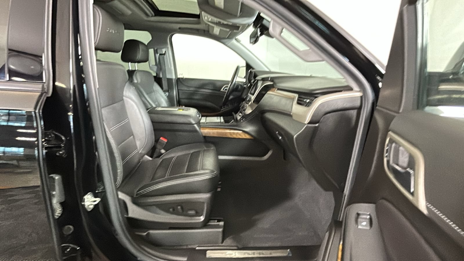 Used 2020 GMC Yukon XL Denali w/ Open Road Package AWD/4WD image 33