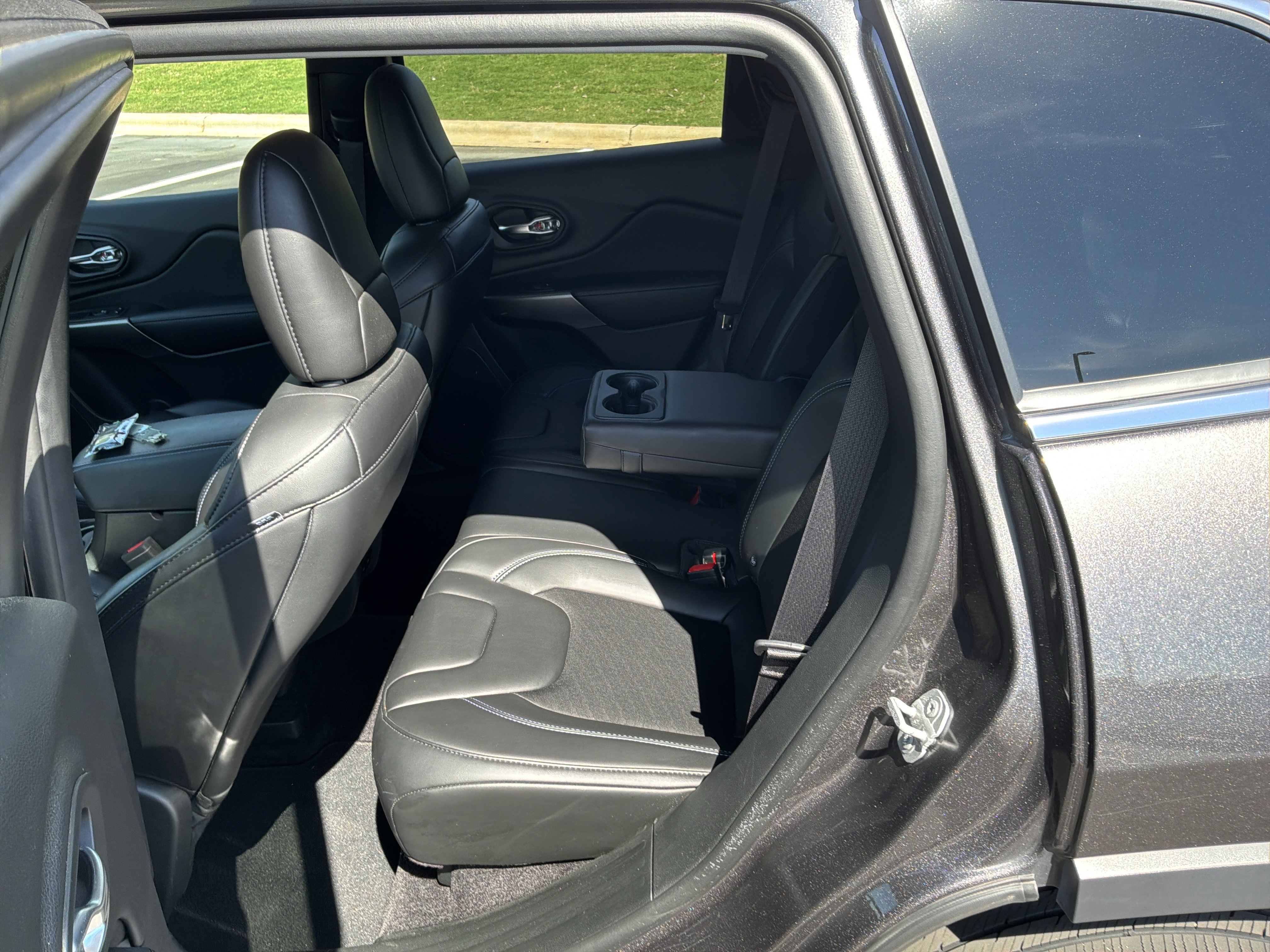 Used 2019 Jeep Cherokee Latitude Plus FWD image 30