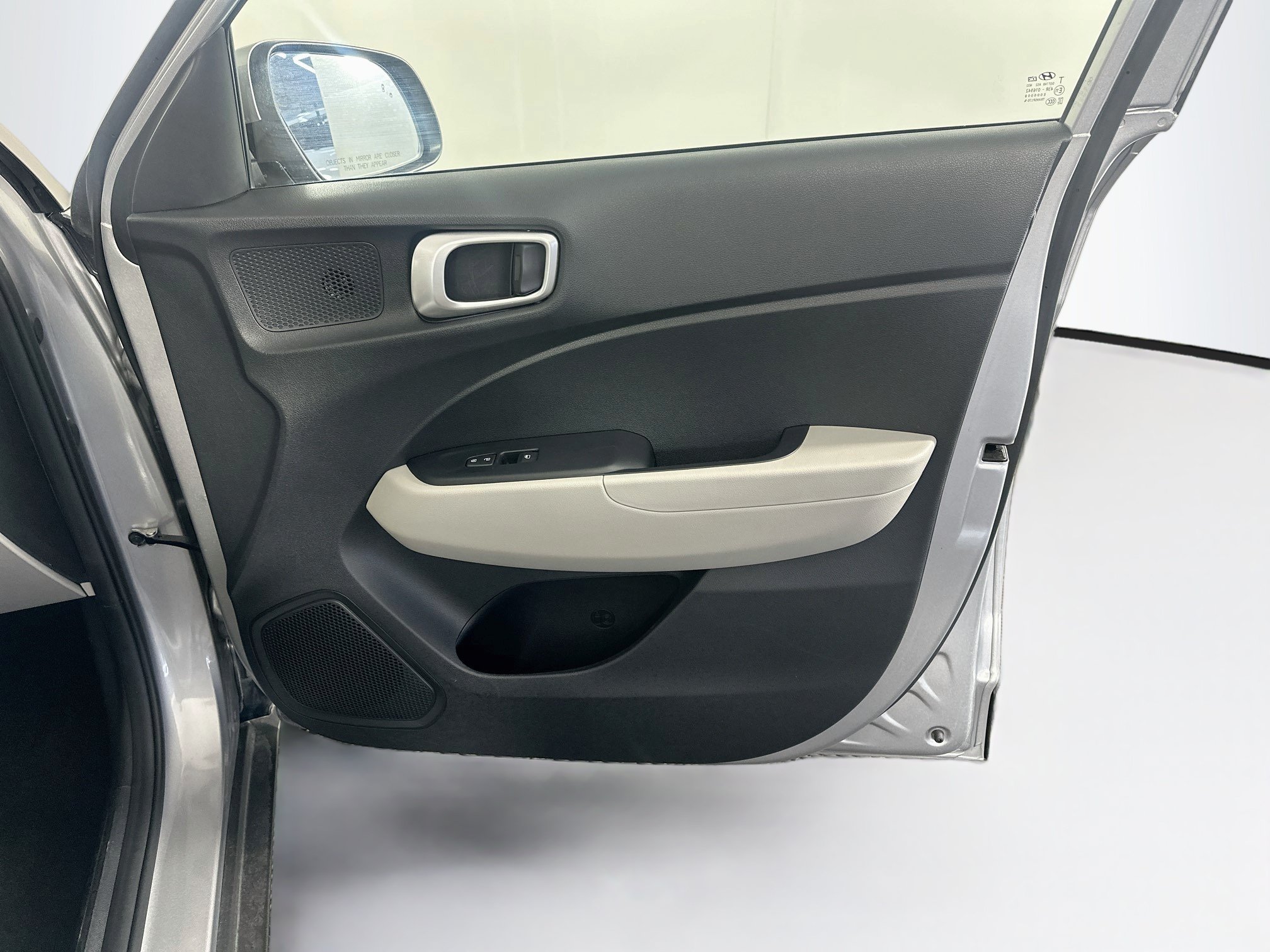 Used 2025 Hyundai Venue SEL FWD image 31