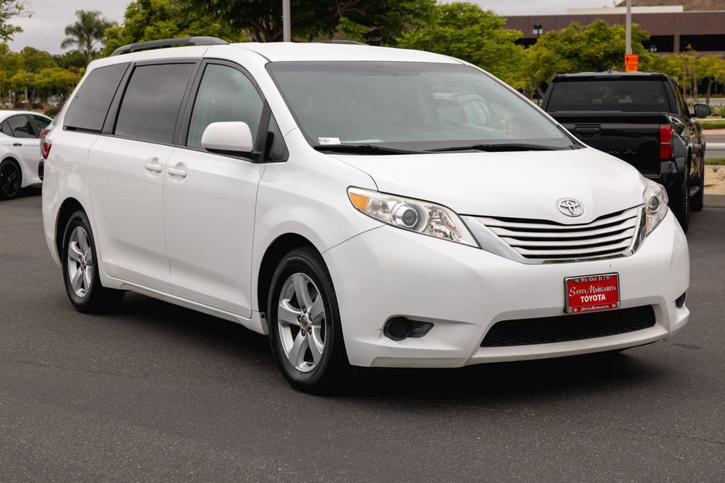 Used 2017 Toyota Sienna LE FWD image 3