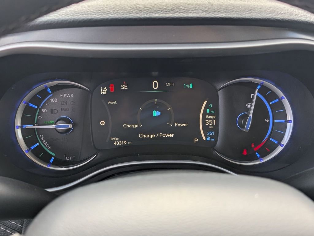 Used 2023 Chrysler Pacifica Touring-L image 26