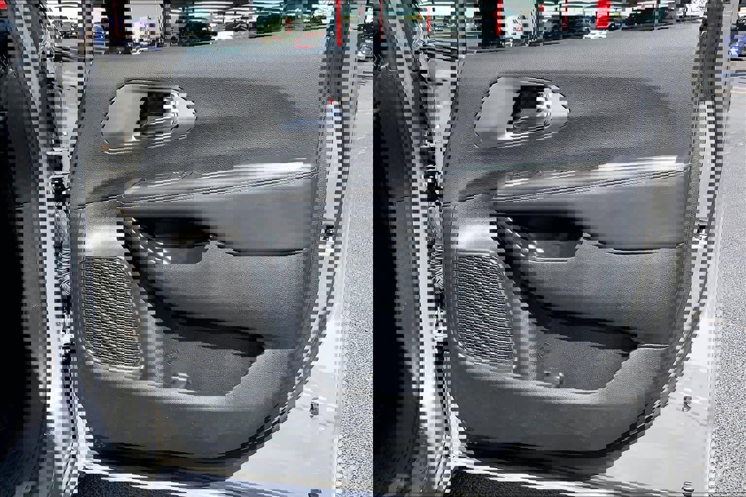 Used 2025 Chrysler Pacifica Select FWD image 23