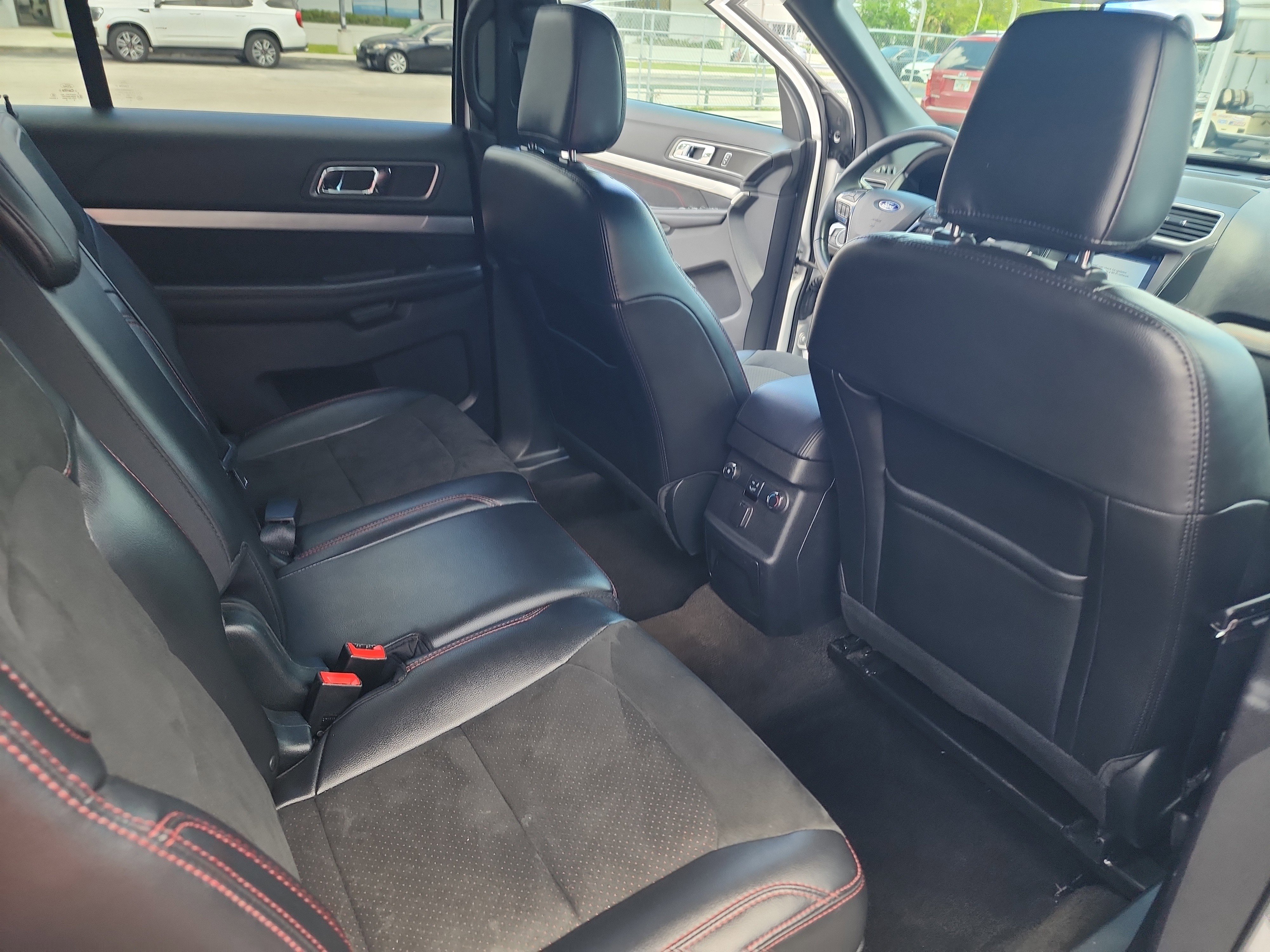 Certified 2018 Ford Explorer XLT w/ Equipment Group 202A image 20