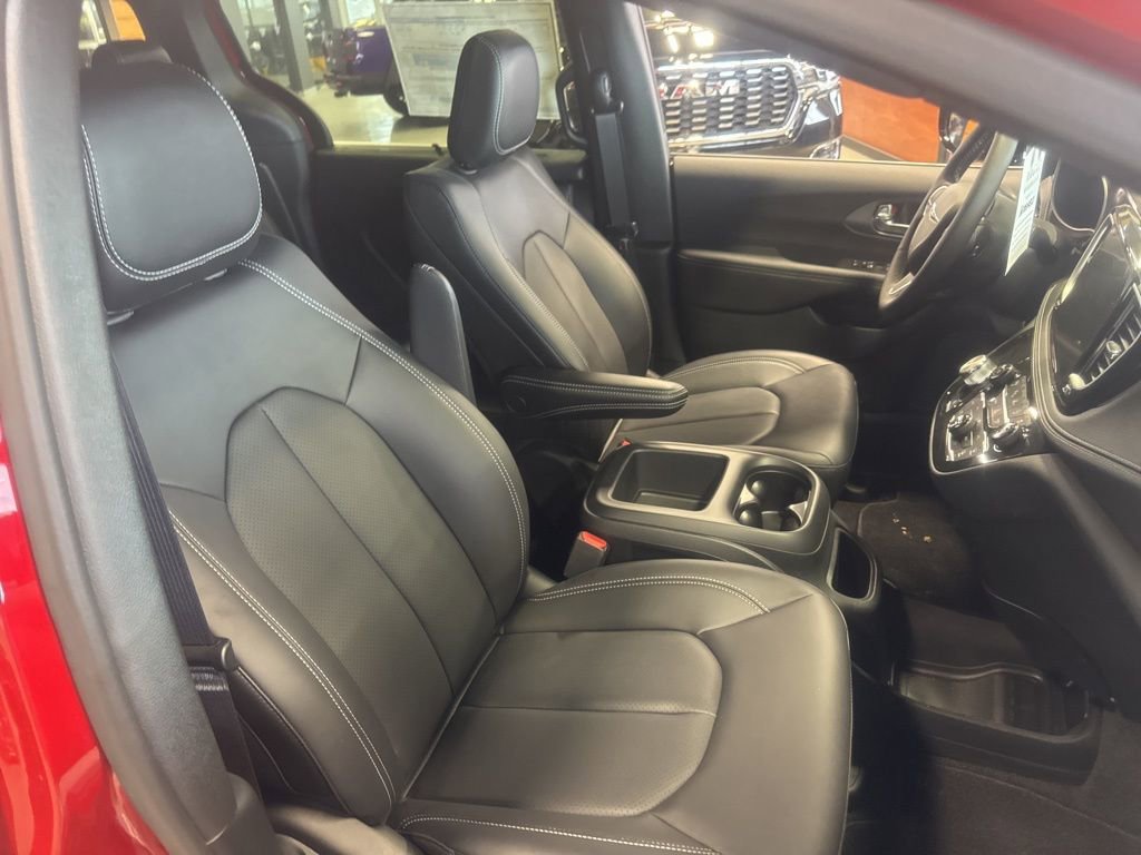 New 2025 Chrysler Pacifica Select FWD image 38
