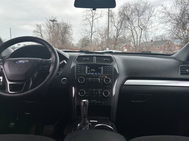 Used 2017 Ford Explorer XLT image 13