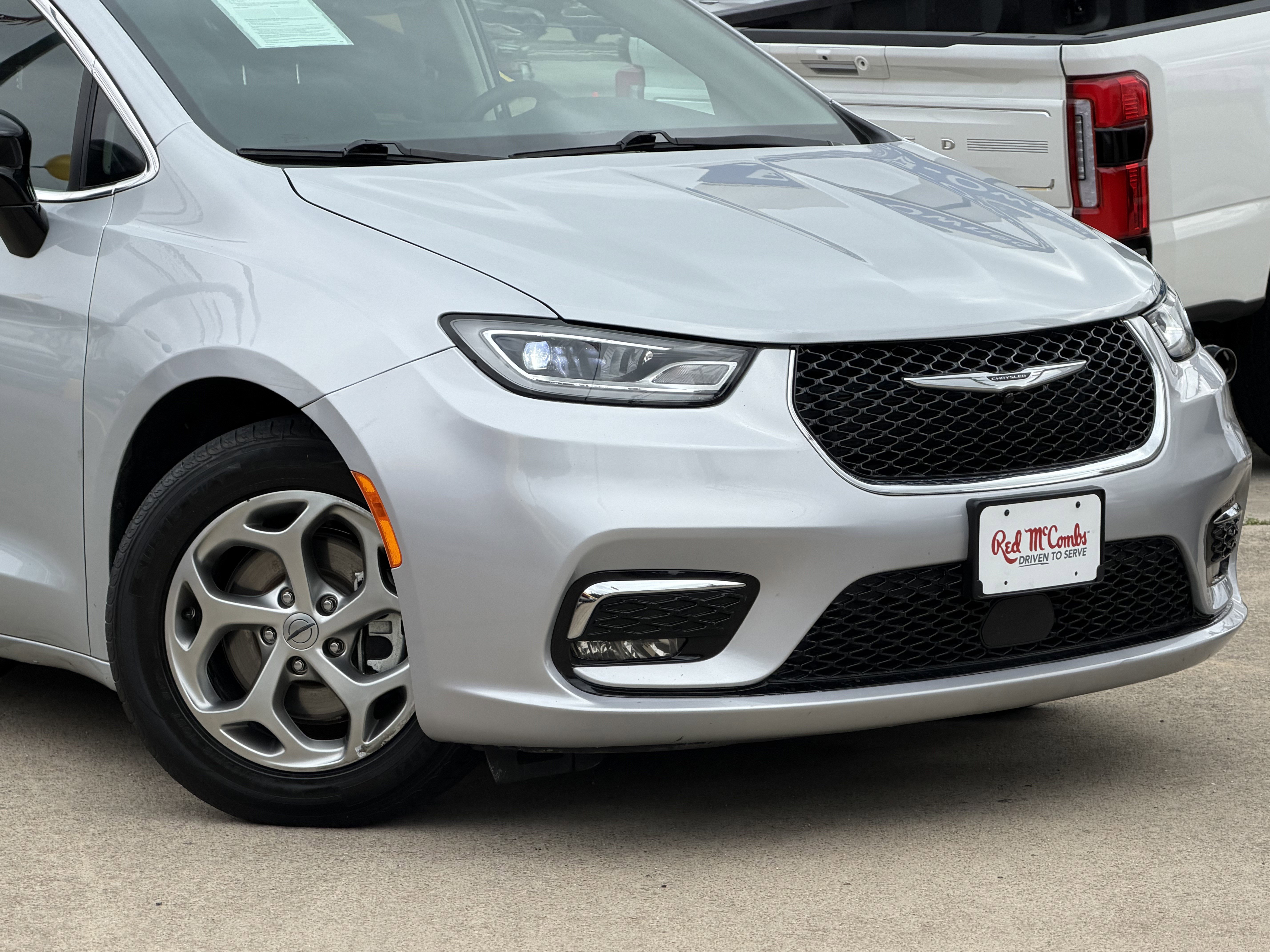 Used 2024 Chrysler Pacifica Limited FWD image 2
