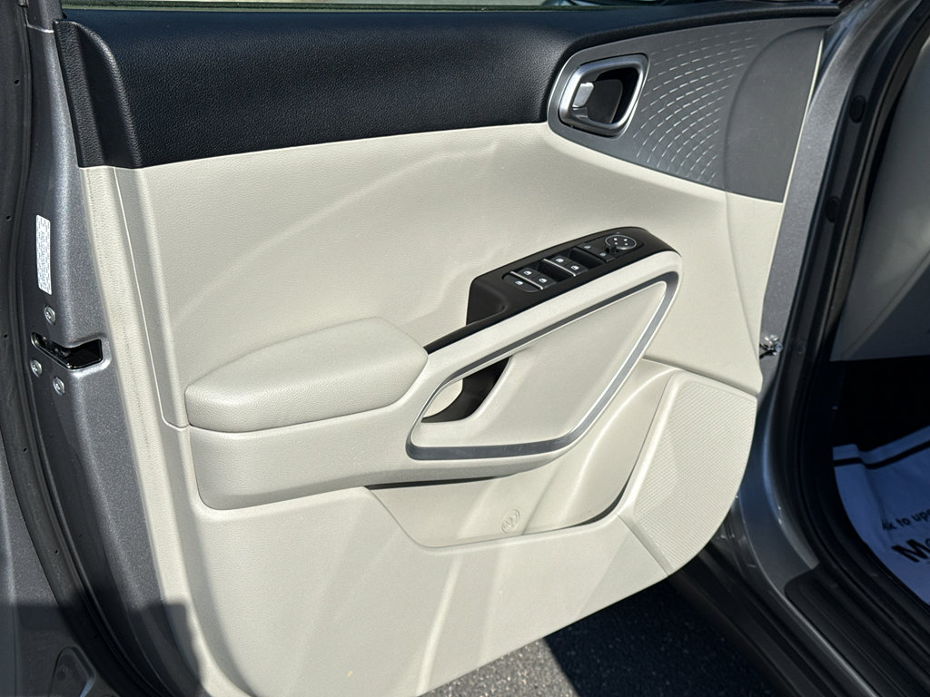 Used 2022 Kia Soul LX image 9