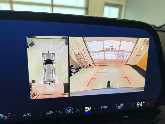 Used 2025 Chevrolet Traverse Z71 image 3