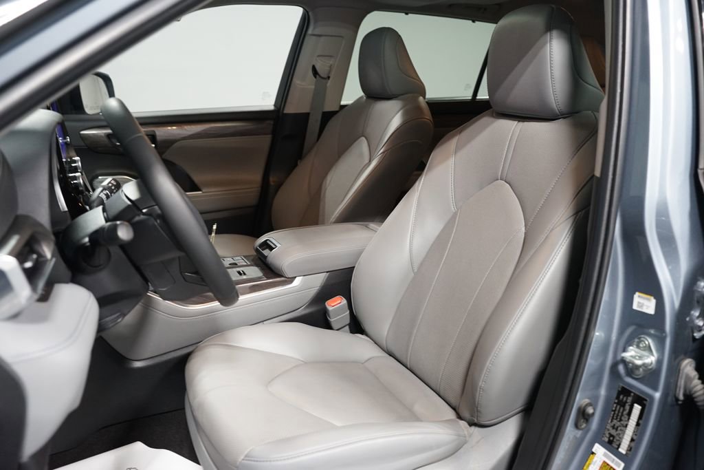 Used 2023 Toyota Highlander Limited image 28