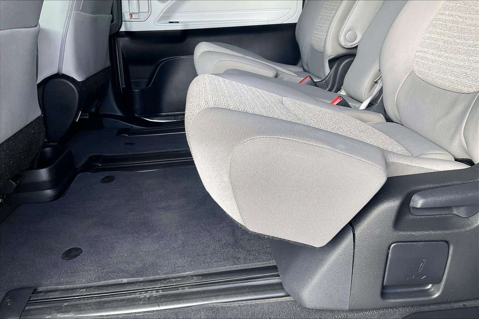 Used 2025 Toyota Sienna LE FWD image 17