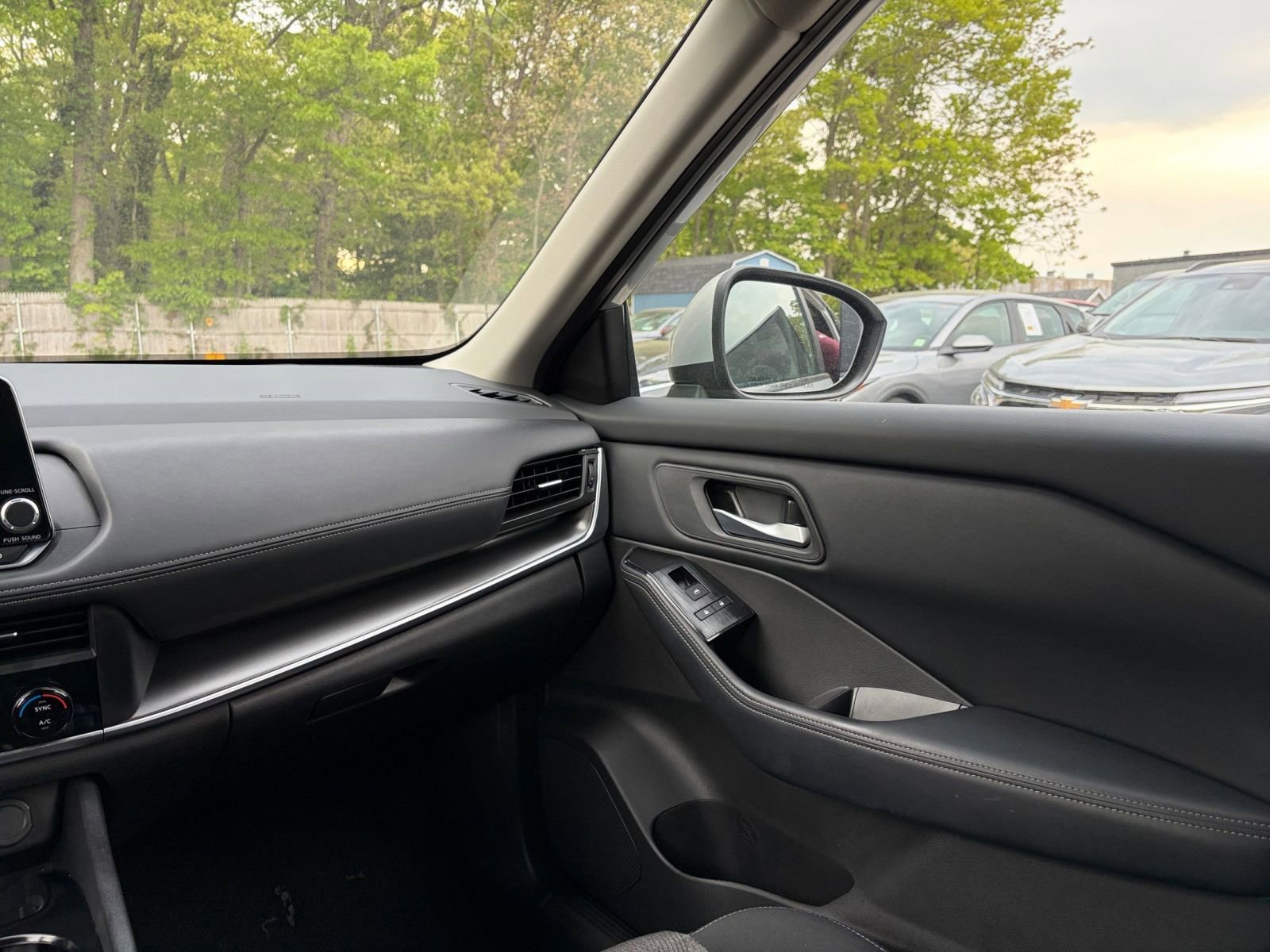 Used 2025 Nissan Rogue SV FWD image 37