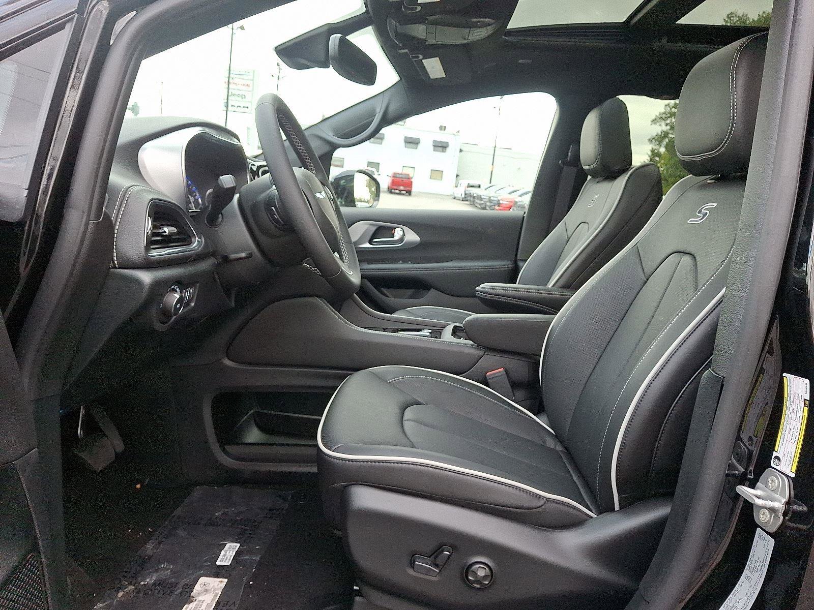 New 2026 Chrysler Pacifica Limited w/ S Appearance Package image 7