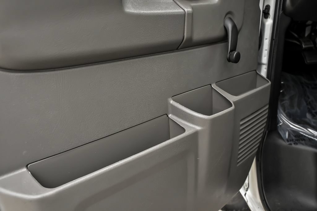 Used 2015 Chevrolet Express 4500 RWD image 12