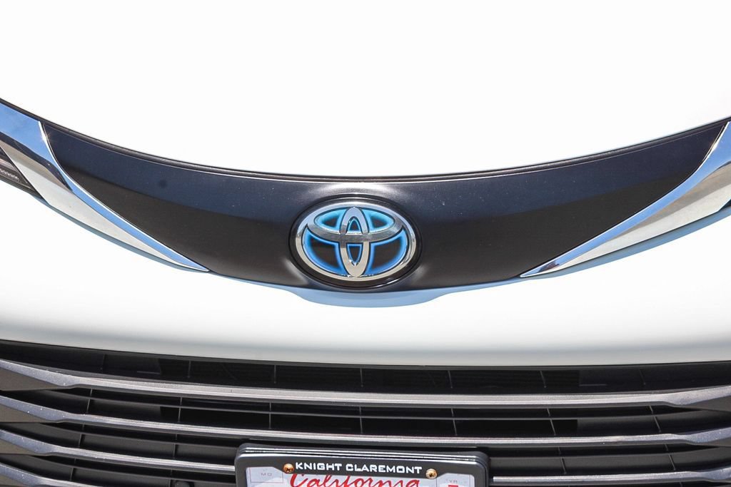 Used 2021 Toyota Sienna XLE w/ XLE Plus Package FWD image 6