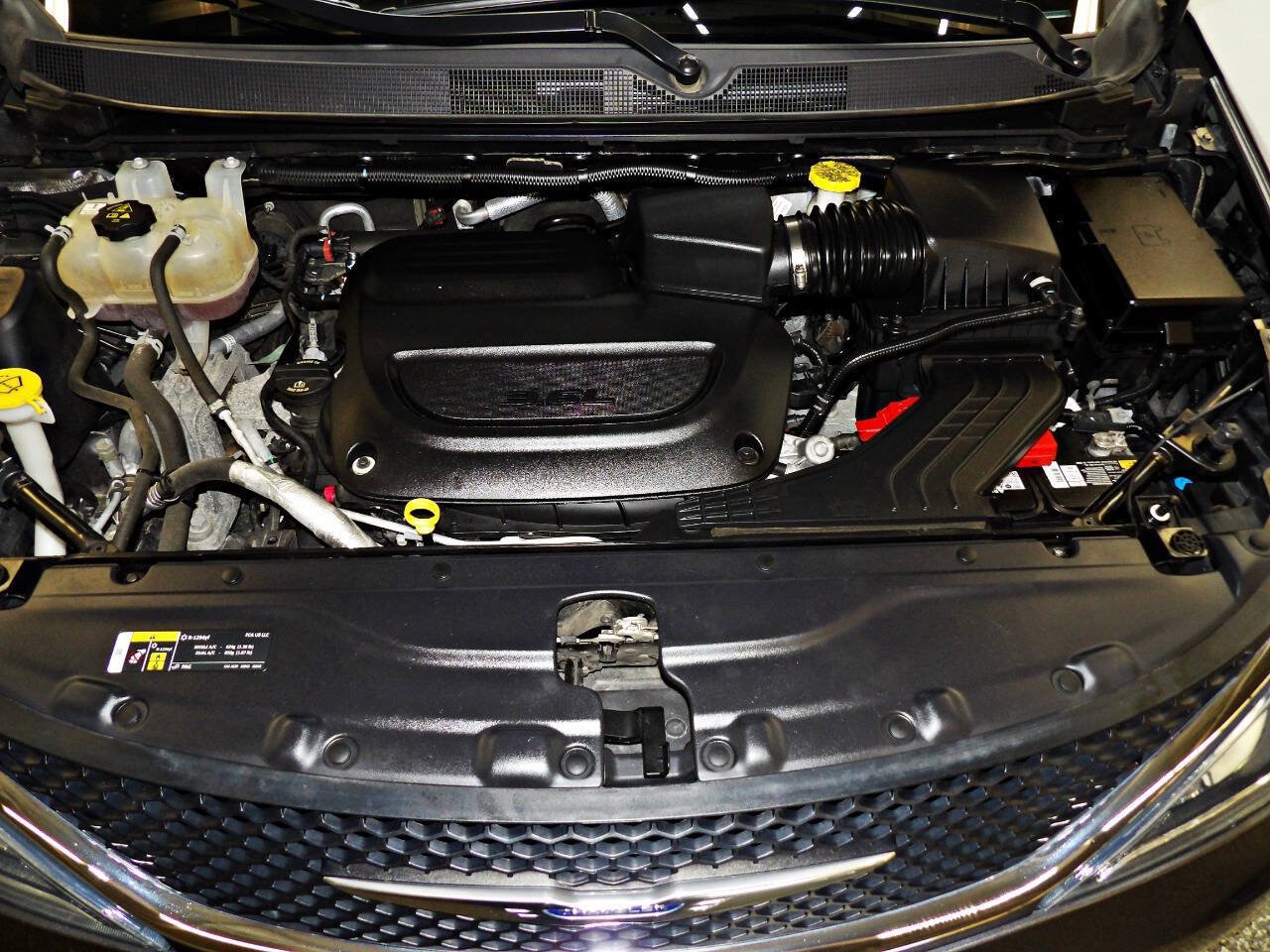 Used 2019 Chrysler Pacifica Touring-L FWD image 23
