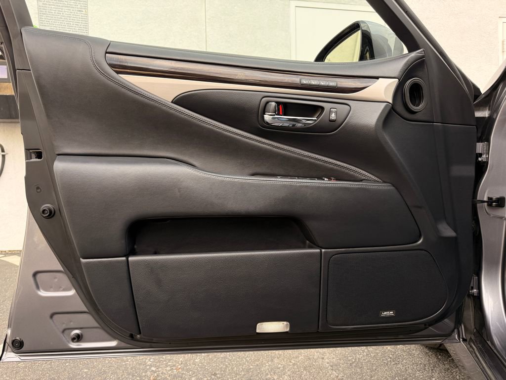 Used 2015 Lexus LS 460 w/ Comfort Package image 29