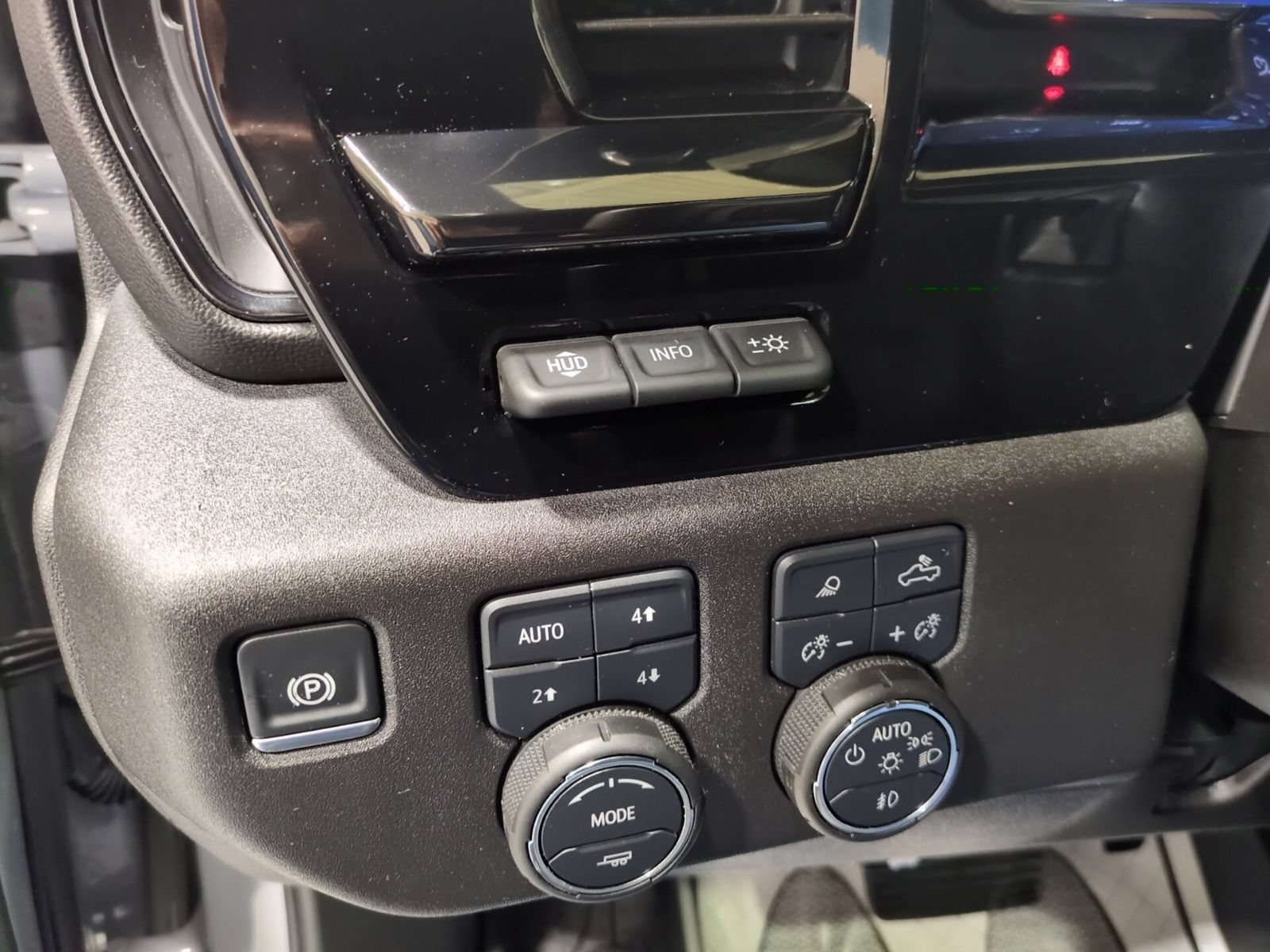 Used 2025 Chevrolet Silverado 2500 ZR2 w/ Technology Package AWD/4WD image 25