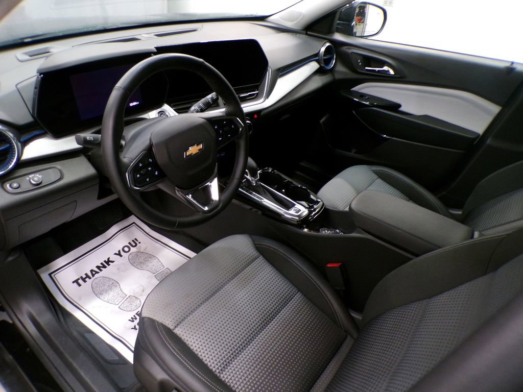 Used 2025 Chevrolet Trax LT w/ Driver Confidence Package FWD image 14