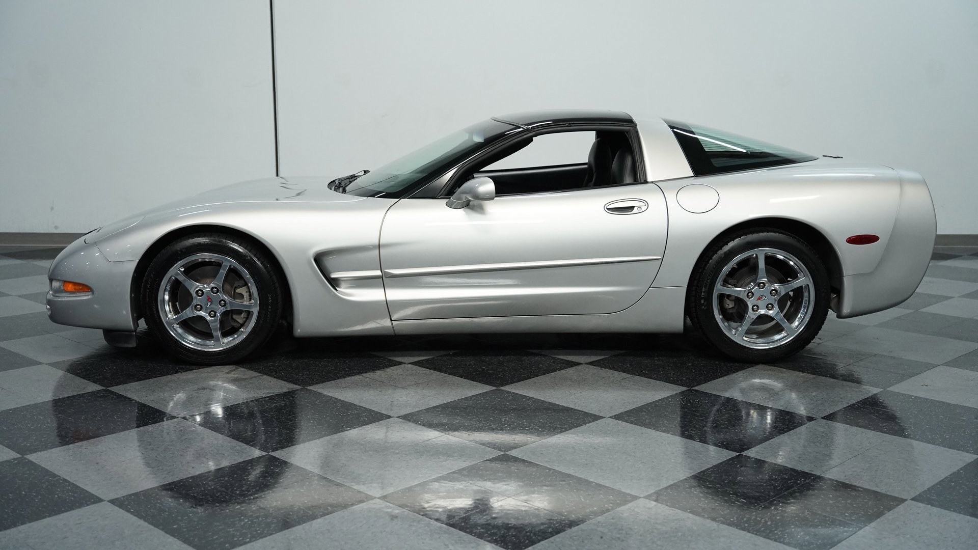 Used 2004 Chevrolet Corvette Coupe w/ Preferred Equipment Group image 2