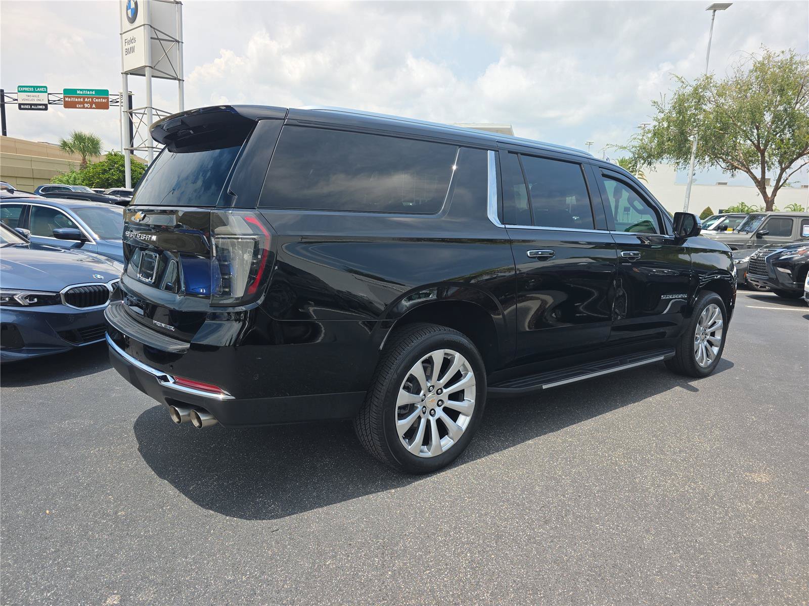 Used 2025 Chevrolet Suburban Premier AWD/4WD image 3