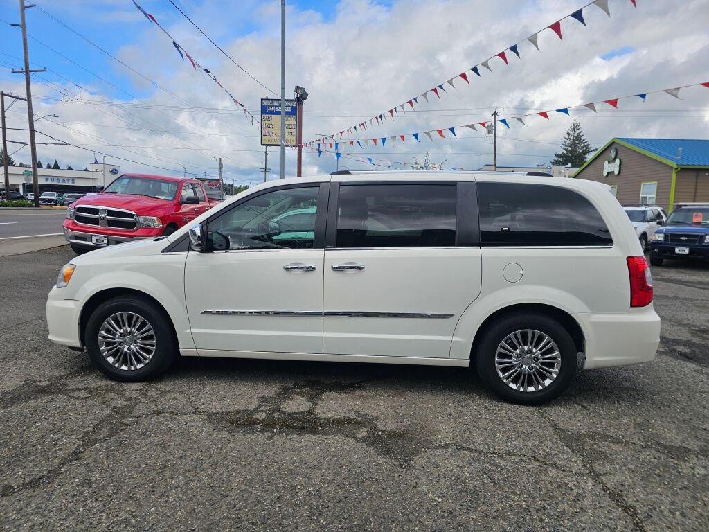 Used 2011 Chrysler Town & Country Limited FWD image 4