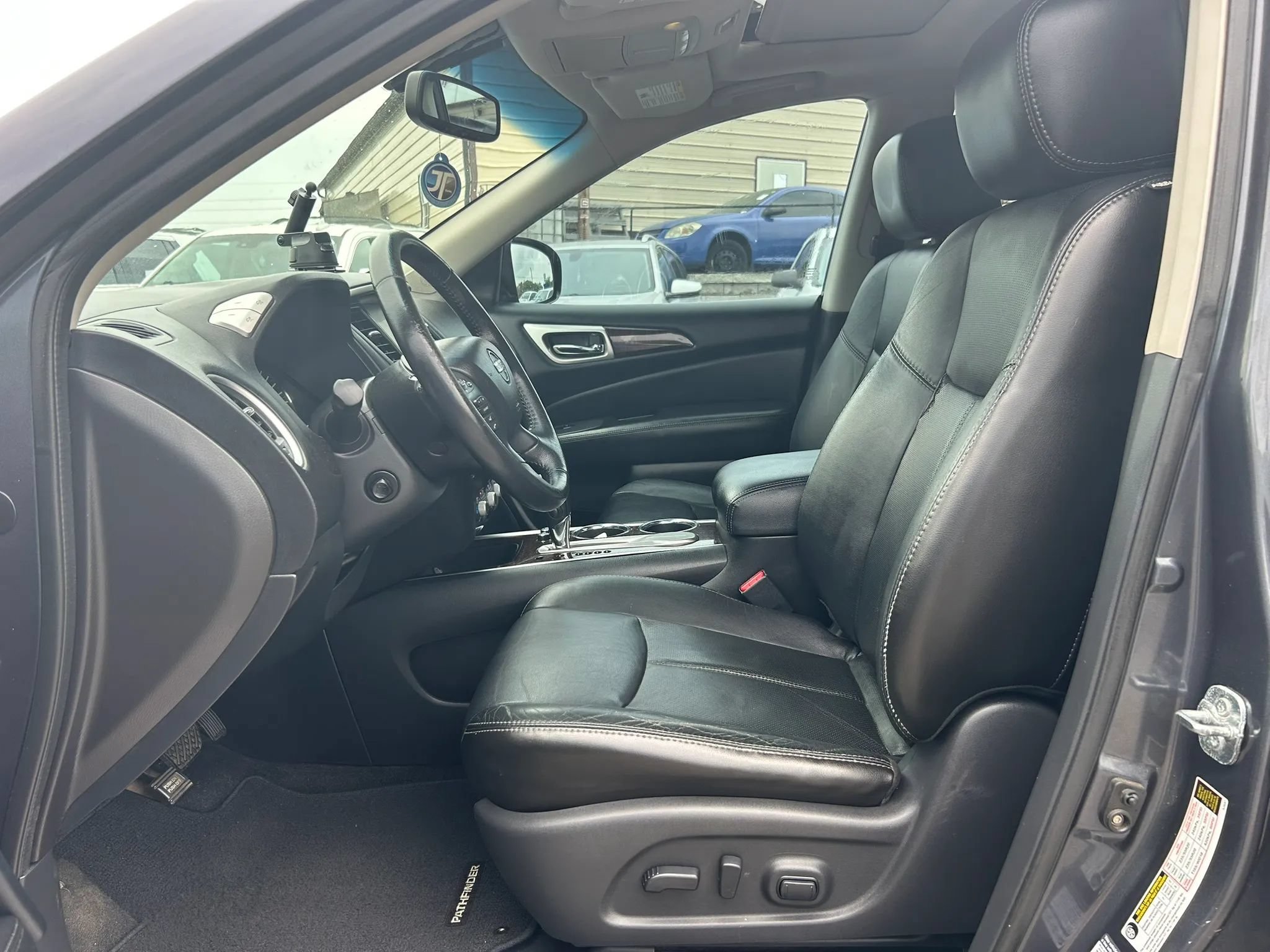 Used 2014 Nissan Pathfinder Platinum w/ Platinum Premium Package FWD image 2