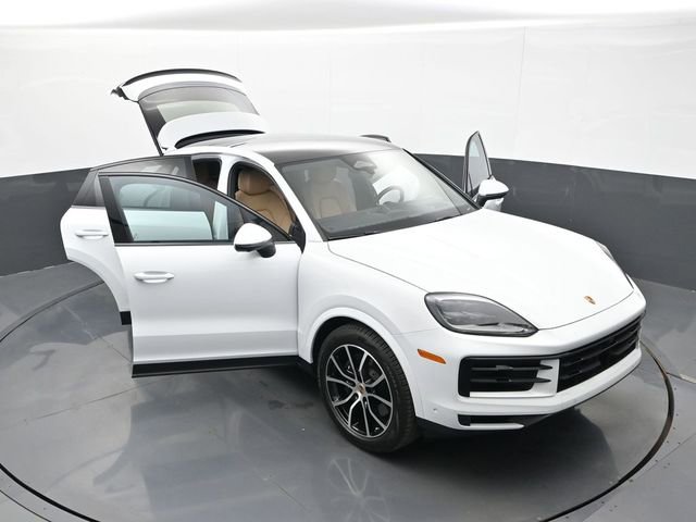 Certified 2026 Porsche Cayenne Coupe AWD/4WD image 32