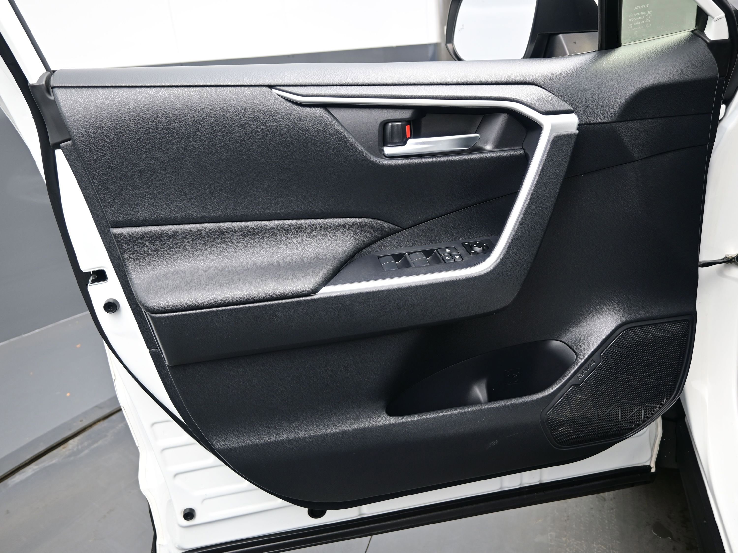 Used 2019 Toyota RAV4 XLE w/ Carpet Mat Package image 9