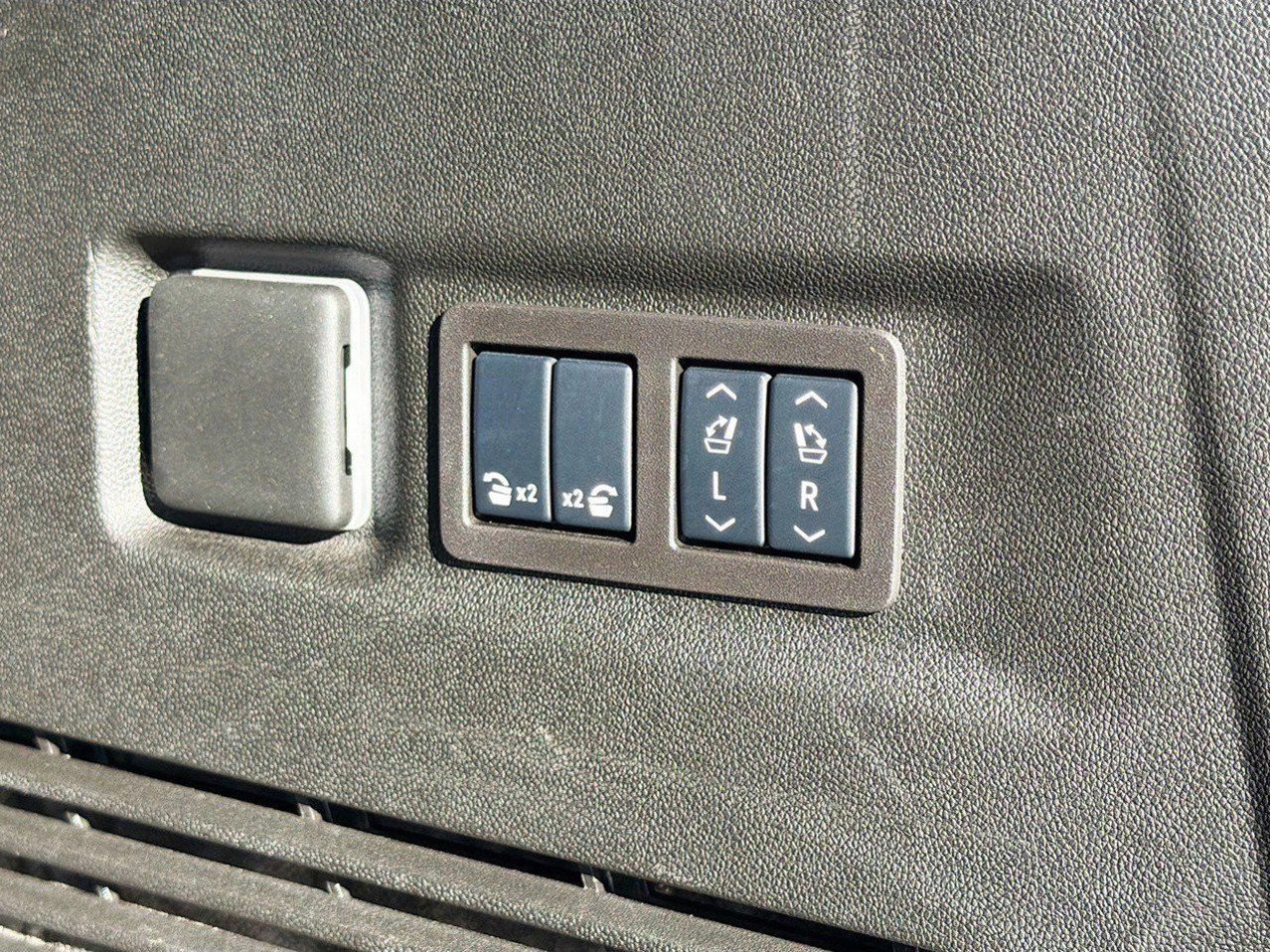 Used 2025 Chevrolet Suburban High Country image 14