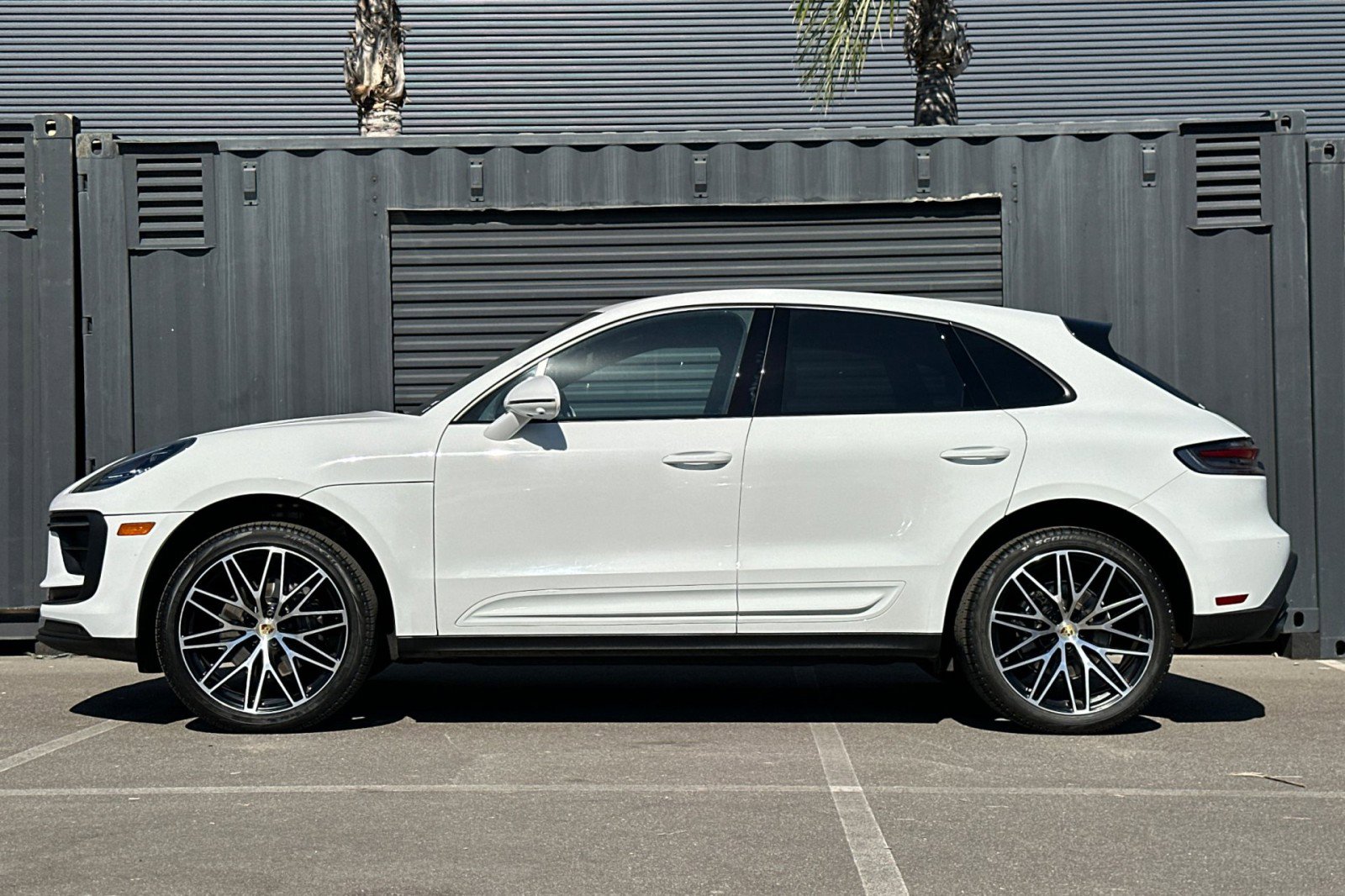 Certified 2024 Porsche Macan image 2