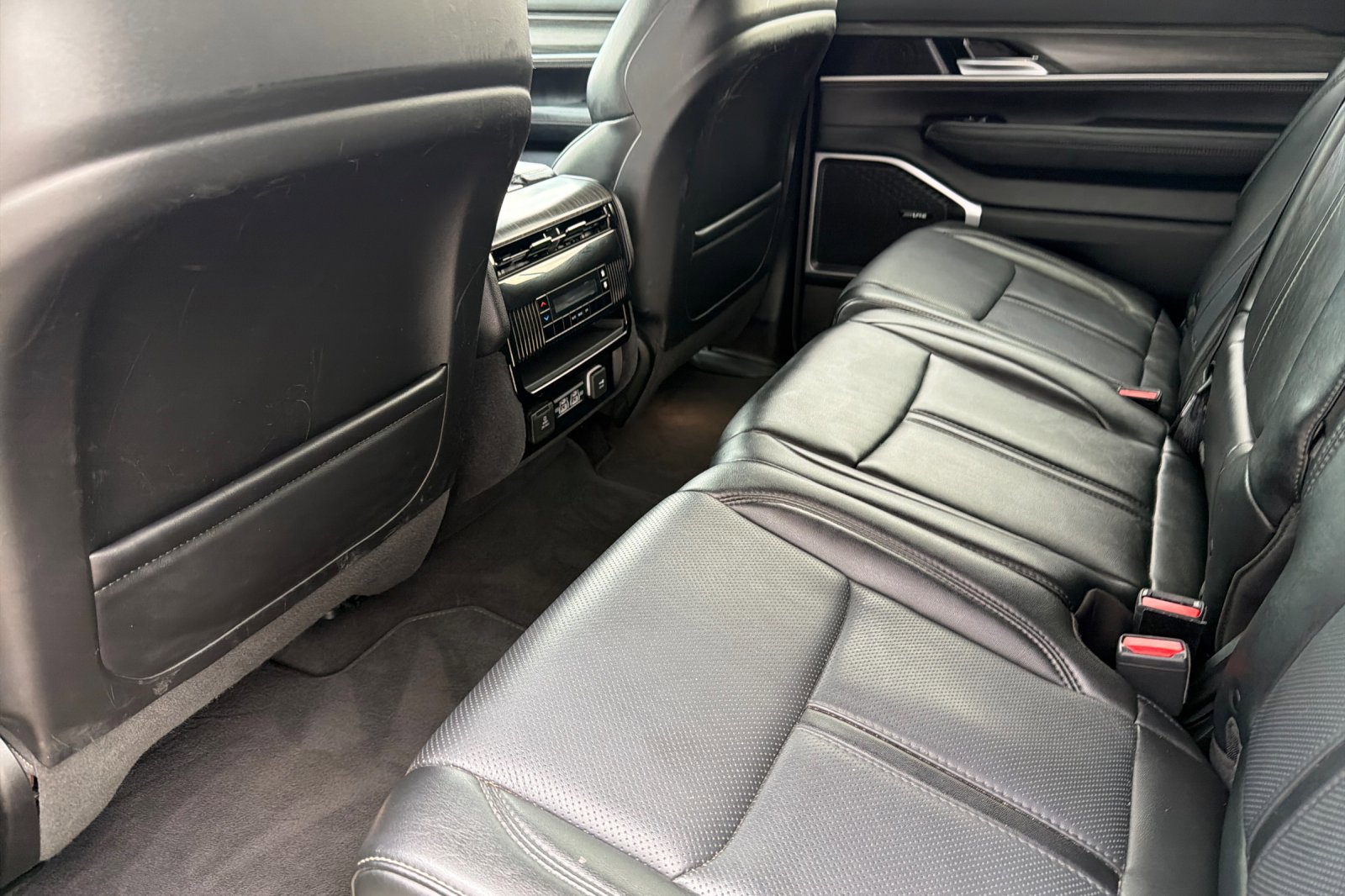 Used 2024 Jeep Wagoneer Series II w/ Flexible Seating Group image 11