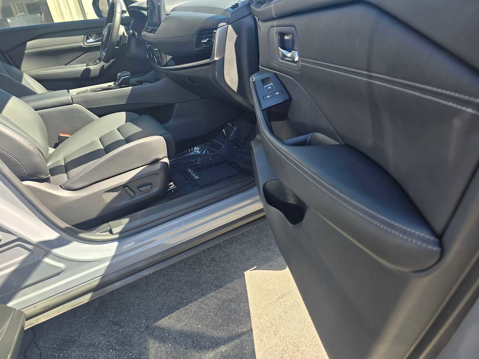 Used 2024 Nissan Rogue SL FWD image 10