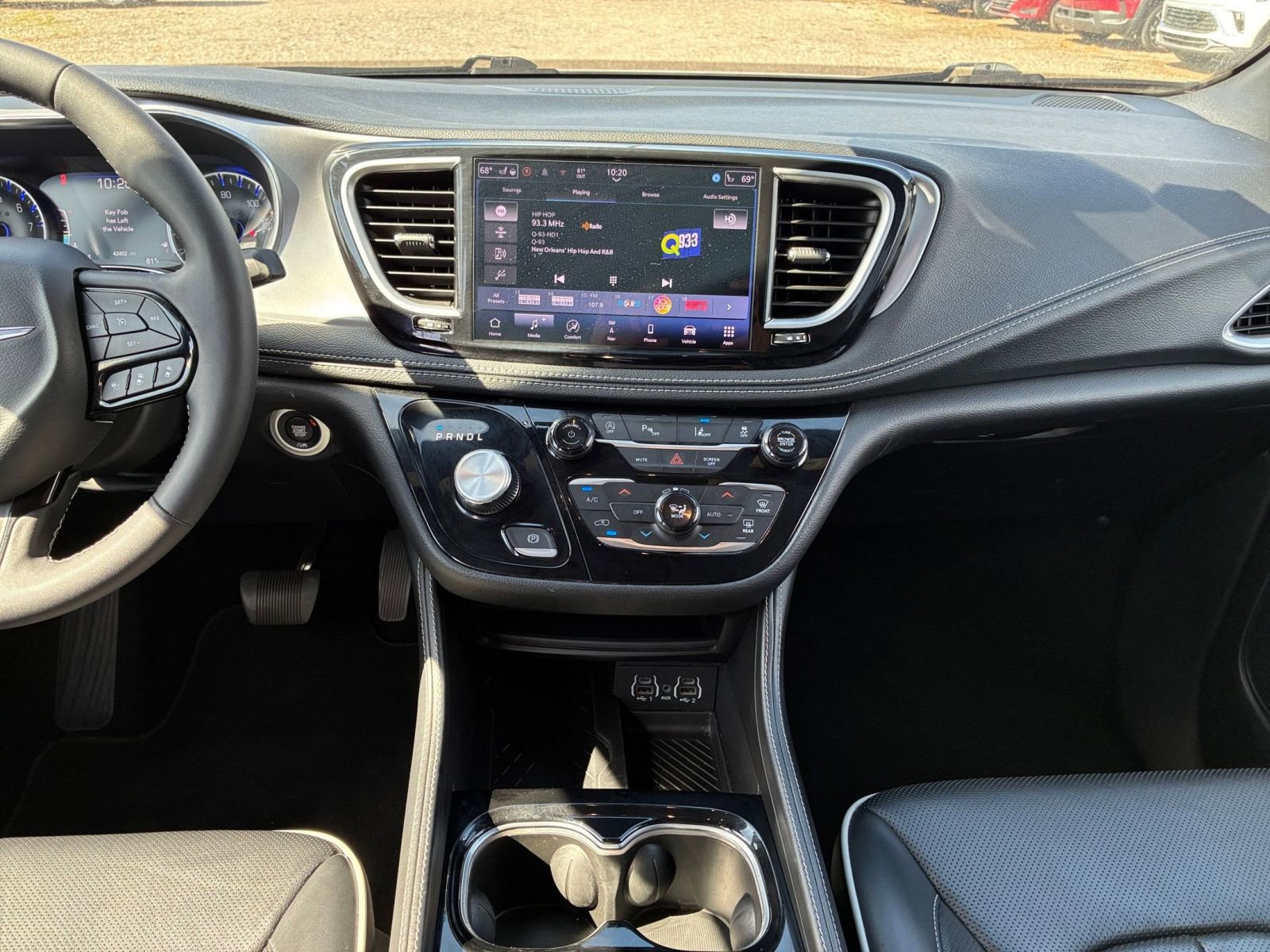 Used 2025 Chrysler Pacifica Limited image 14