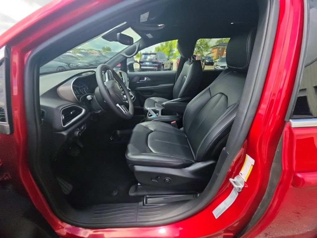 Used 2025 Chrysler Pacifica Select FWD image 12