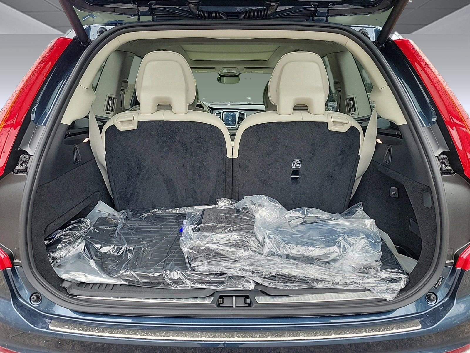 New 2024 Volvo XC90 T8 Ultimate w/ Protection Package Premier image 32