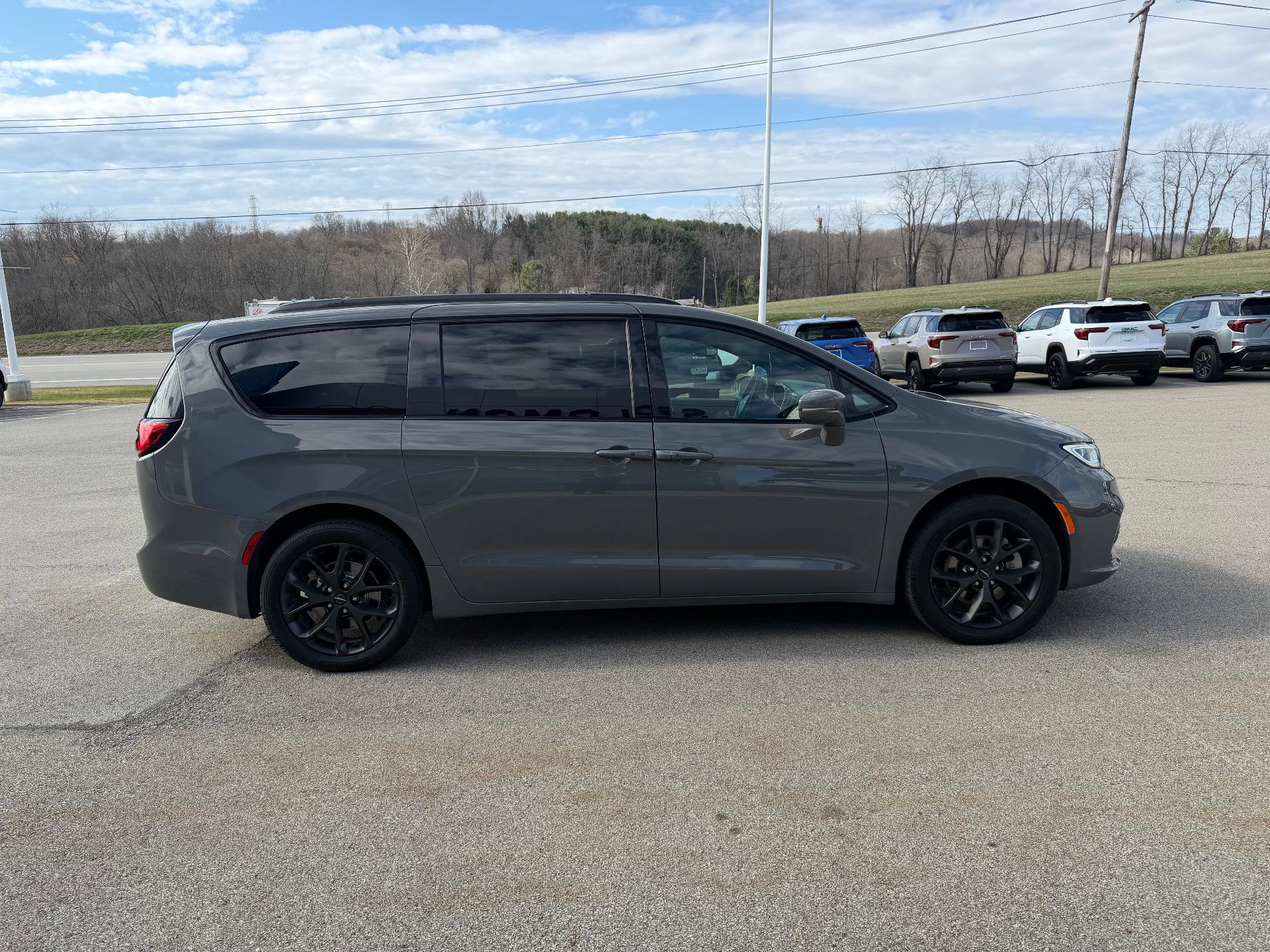 Used 2022 Chrysler Pacifica Touring-L w/ S Appearance Package image 7
