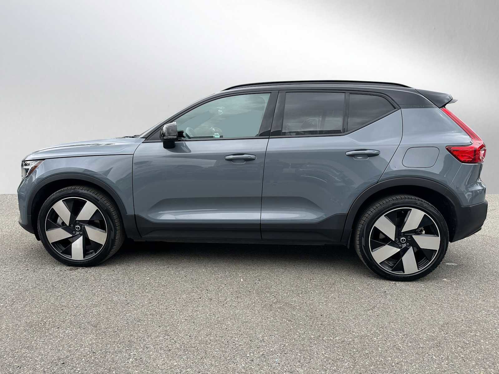 Used 2023 Volvo XC40 Recharge Plus w/ Protection Package Premier AWD/4WD image 7