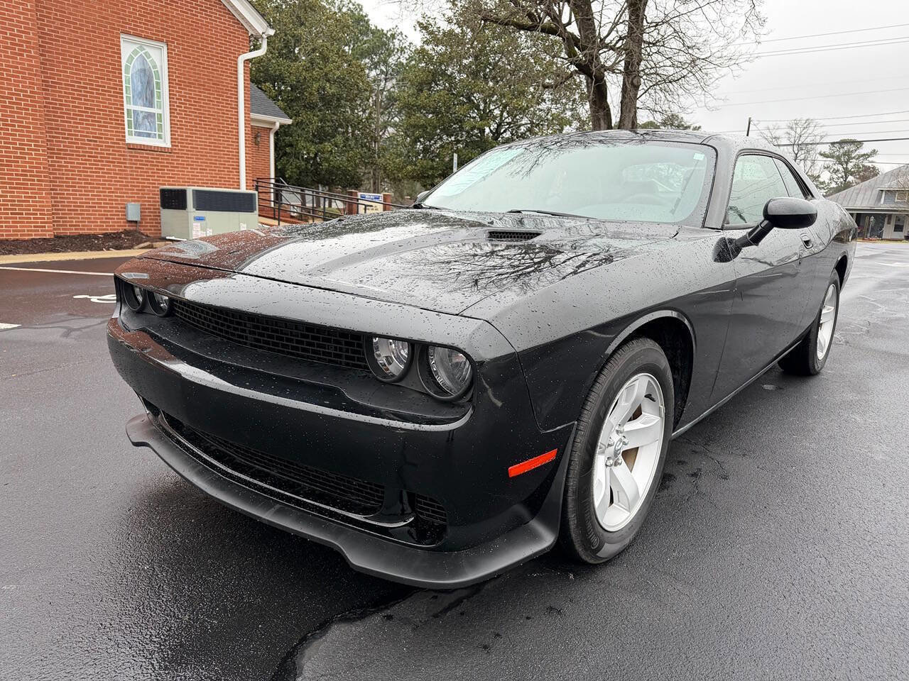 Used 2010 Dodge Challenger SE image 2