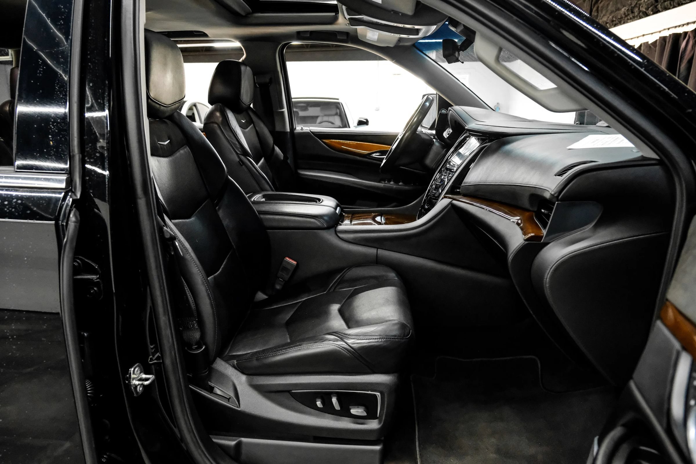 Used 2020 Cadillac Escalade ESV Luxury RWD image 38